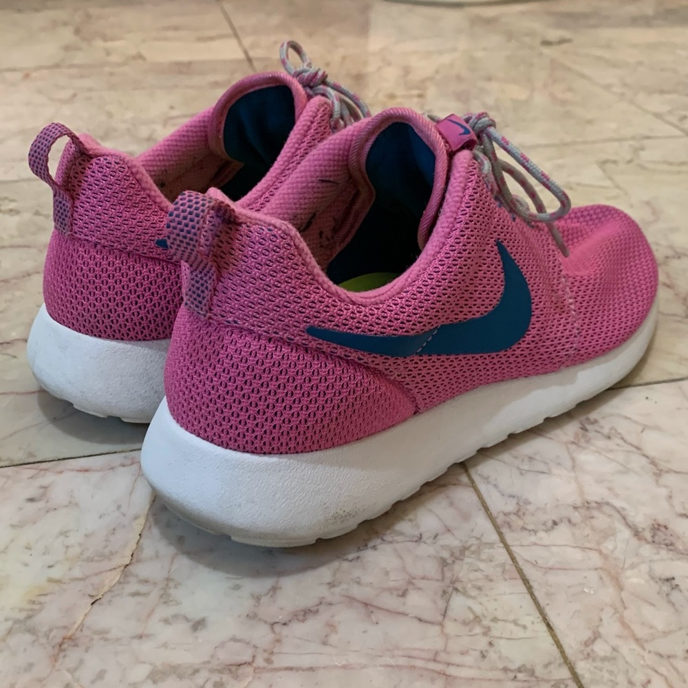Women’s Nike Roshe Run Size 9